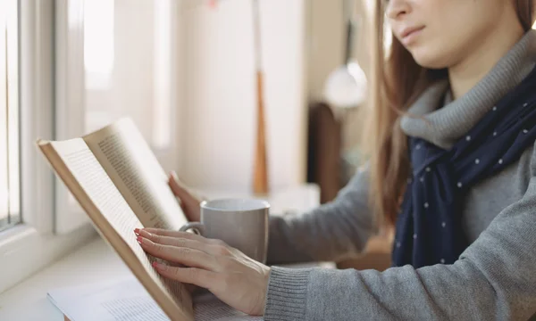 Eğitimli kadın okuma — Stok fotoğraf