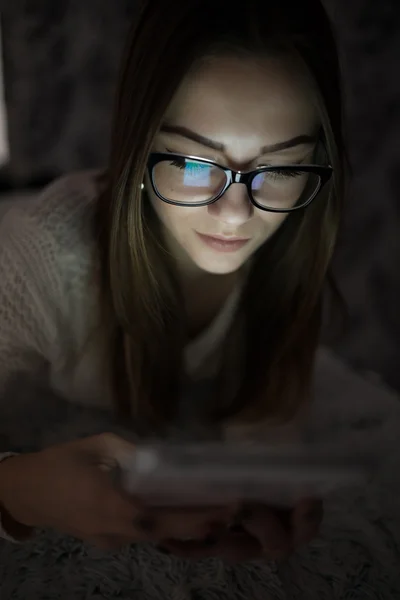 Женщина в очках с планшетным ПК — стоковое фото