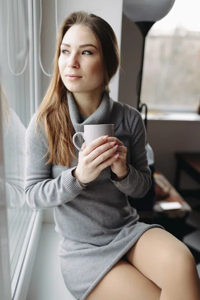 Nuori nainen istuu kahvia — kuvapankkivalokuva