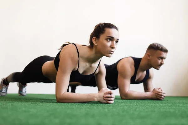 Homem e mulher treinando juntos — Fotografia de Stock