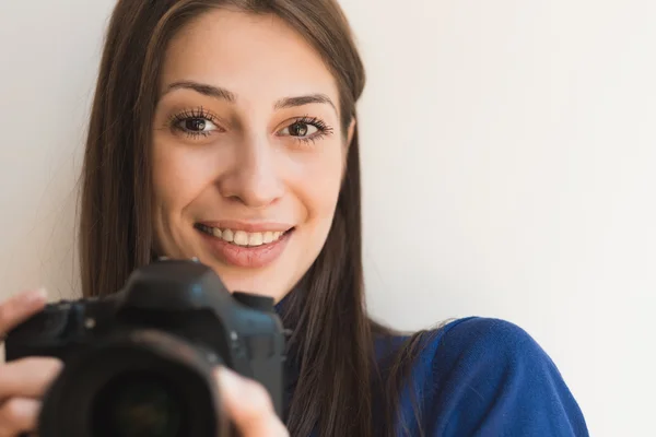 カメラを持つ女性のカメラマン — ストック写真