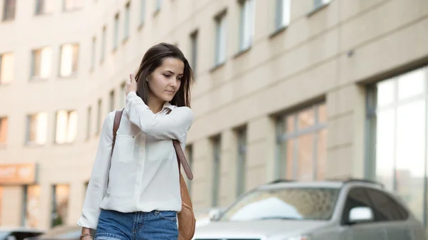 Chica bonita en la ciudad — Foto de Stock