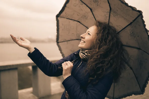 Jovem com guarda-chuva — Fotografia de Stock