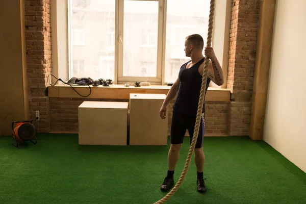 Hombre con cuerda en el gimnasio — Foto de Stock