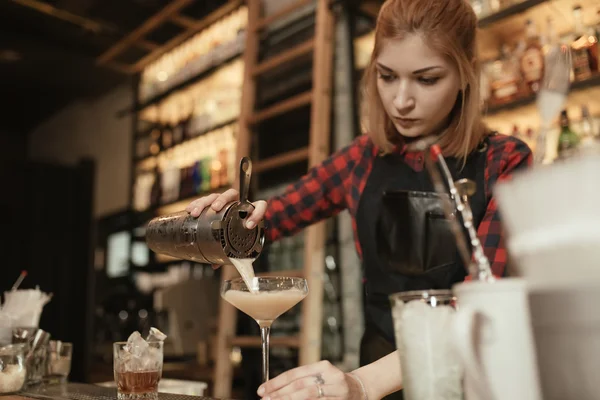 Barista versando cocktail — Foto Stock