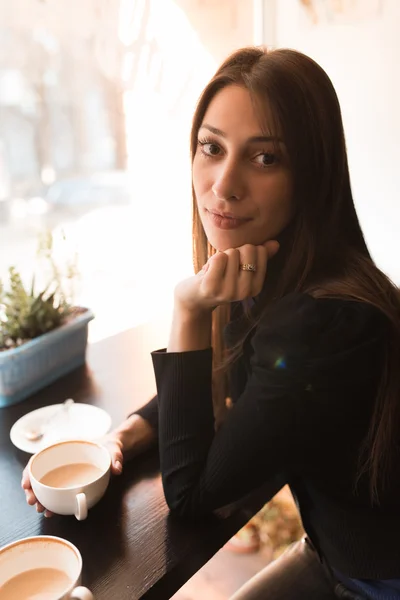 Söpö nainen kahvin kanssa — kuvapankkivalokuva