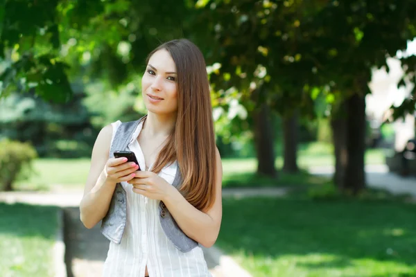 Woman with mobile phone — Stock Photo, Image