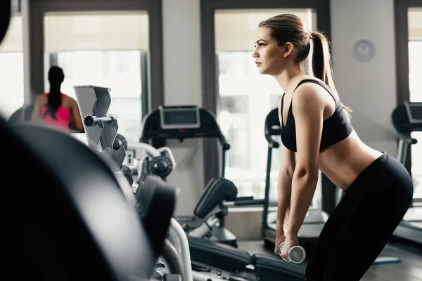 Mujer haciendo ejercicio con pesas —  Fotos de Stock