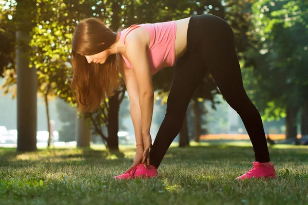 Pretty sportswoman doing exercises — Stock Photo, Image