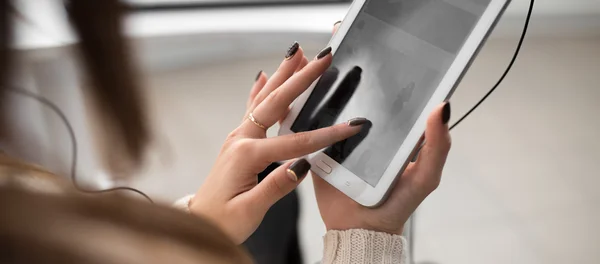 Tablet-pc in vrouwelijke handen — Stockfoto