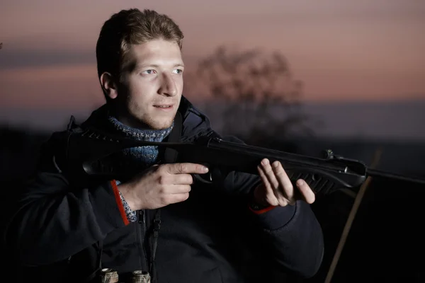Pemburu dengan senapan di lapangan — Stok Foto