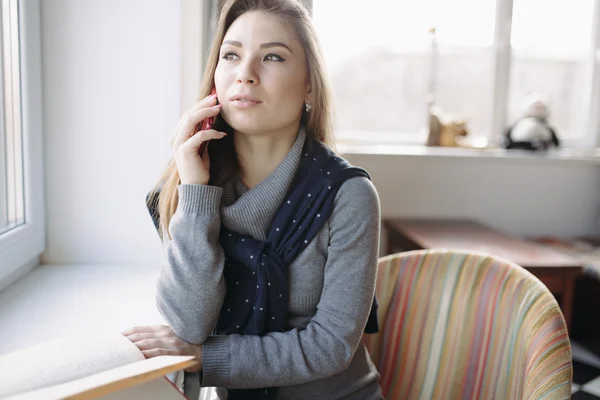 Akıllı telefonu olan genç bir kadın. — Stok fotoğraf