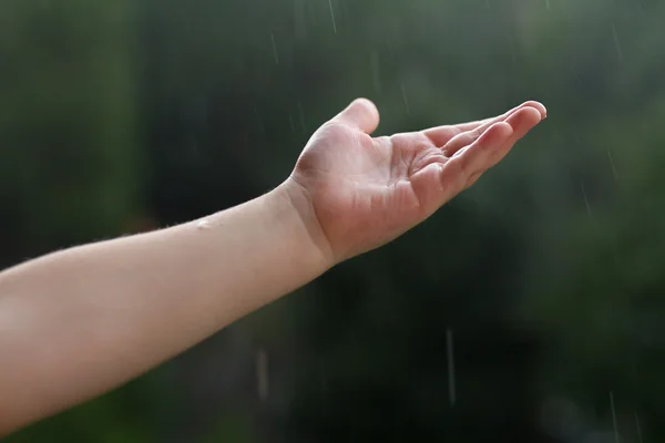 雨の小さな男の子 — ストック写真