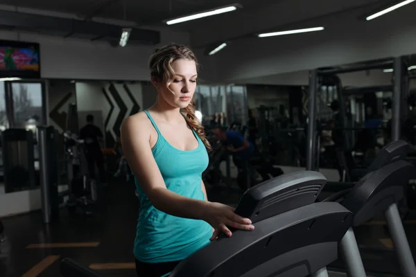 Mulher andando na máquina cardio — Fotografia de Stock