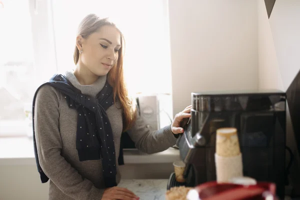 Mujer atractiva hace café — Foto de Stock