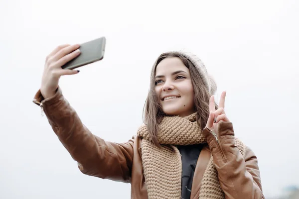 Chica joven hacer selfie — Foto de Stock