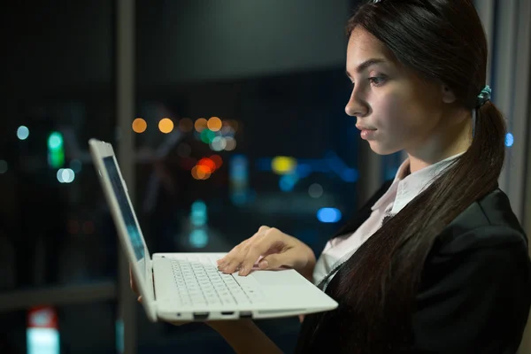 Mulher de negócios que trabalha com laptop — Fotografia de Stock