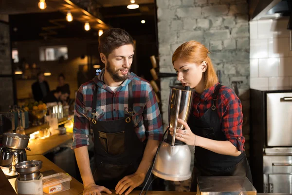 女性和男性的咖啡师 — 图库照片