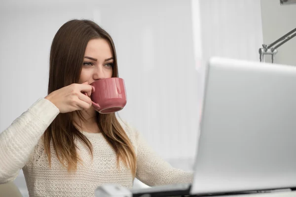 Lavoratrice seduta al computer portatile — Foto Stock