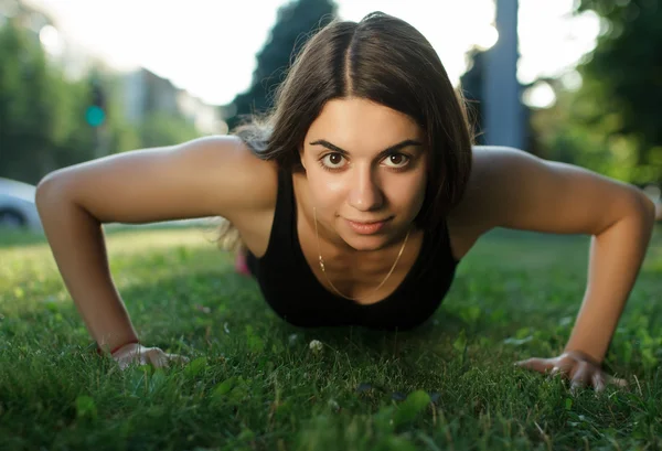 Sportlerin trainiert im Park — Stockfoto