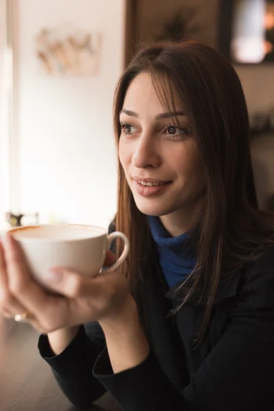 Mujer linda con café — Foto de Stock