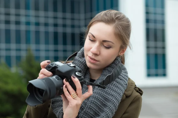 Женщина-фотограф с камерой — стоковое фото