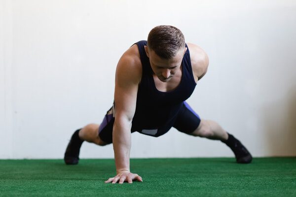  спортсмен делает отжимания
 