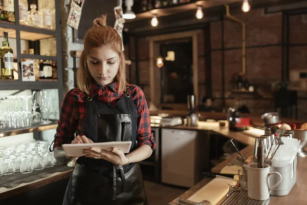 Barista woman with tablet pc — Stock Photo, Image