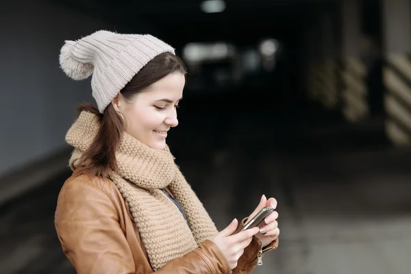 Beautiful girl using mobile — Stock Photo, Image