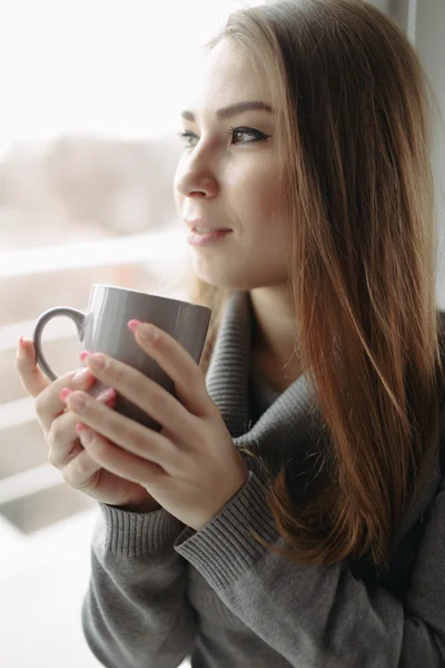 Mujer joven sentada en el café — Foto de Stock