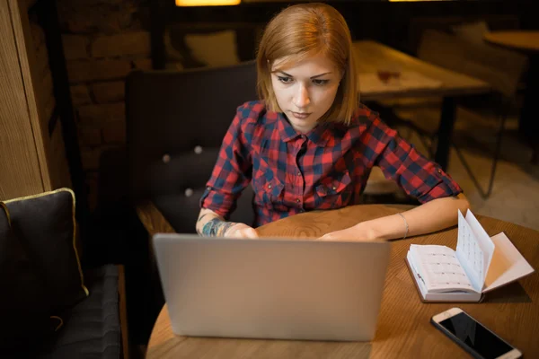 Femeie frumoasă folosind laptop-ul — Fotografie, imagine de stoc