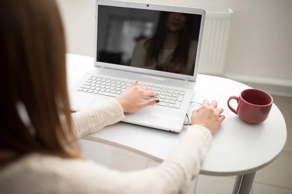 Trabalhador feminino sentado no laptop — Fotografia de Stock