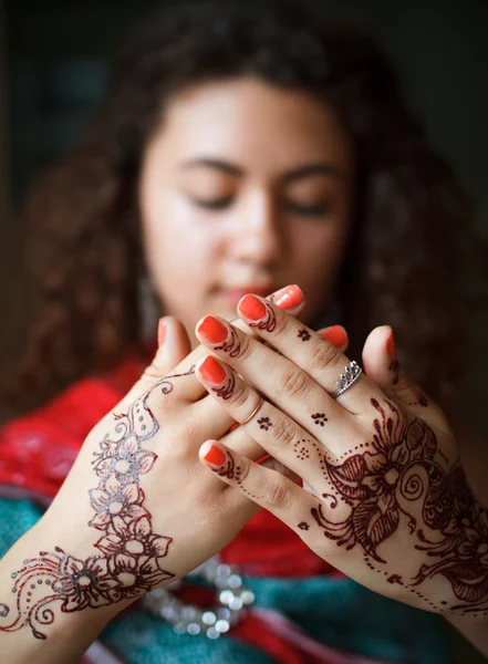 Hint kına desen elleriyle