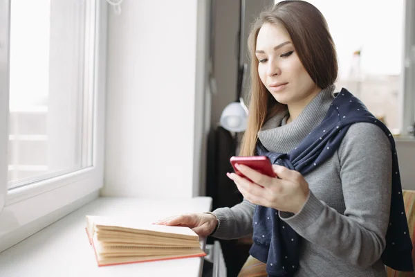 Young woman with smartphone — Stock Photo, Image