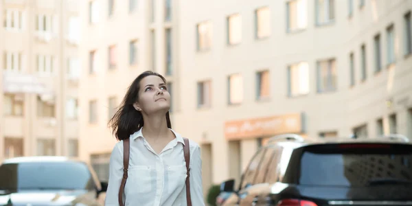 Mooi meisje in stad — Stockfoto