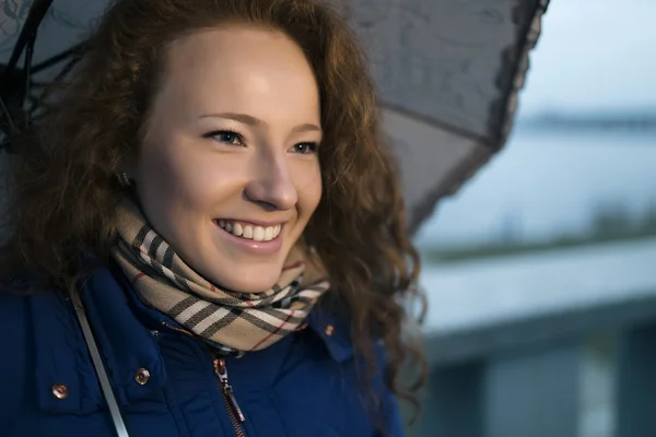 Junge Frau mit Regenschirm — Stockfoto