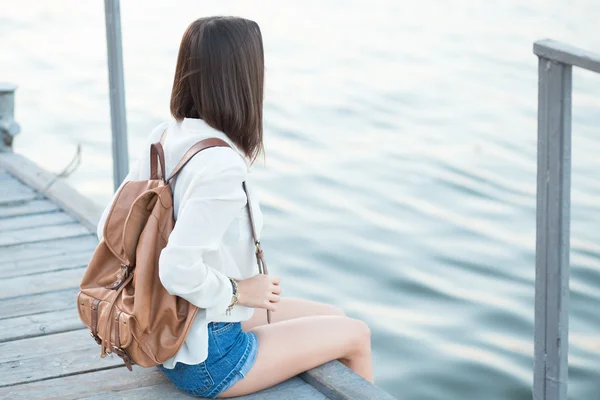 Chica sentada en embarcadero —  Fotos de Stock