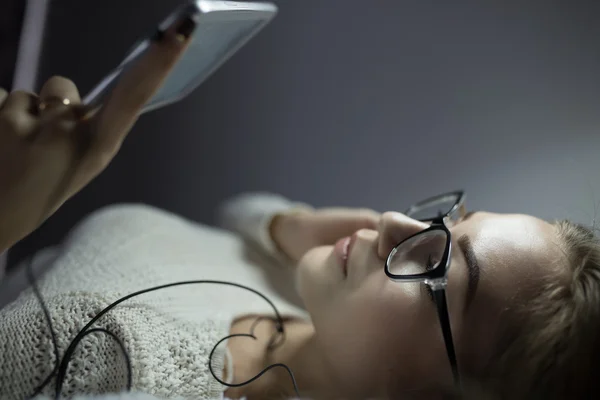 Женщина в очках слушает музыку — стоковое фото