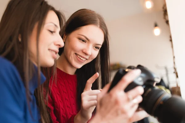 カメラで女性の友人 — ストック写真