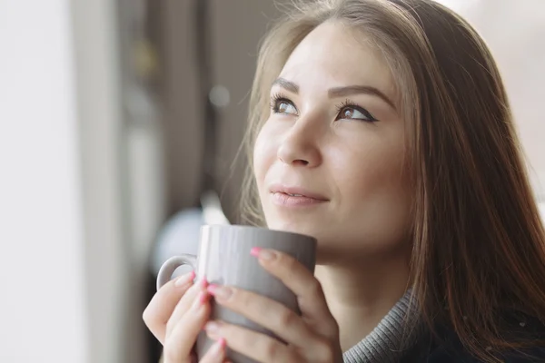 Mujer disfrutando beber — Foto de Stock