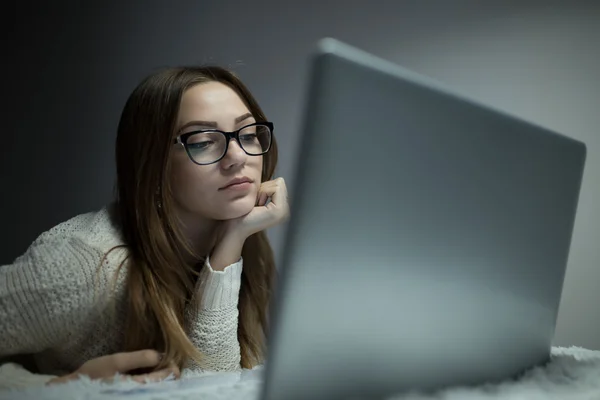 Mulher na cama com laptop — Fotografia de Stock