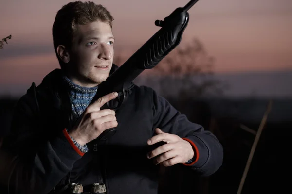 Jäger mit Gewehr auf Feld — Stockfoto