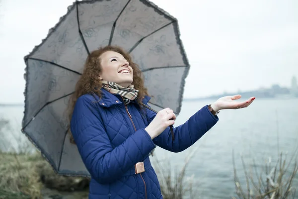 Wanita muda dengan payung — Stok Foto