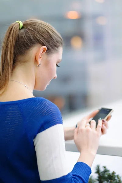 Woman using cellphone — Stock Photo, Image