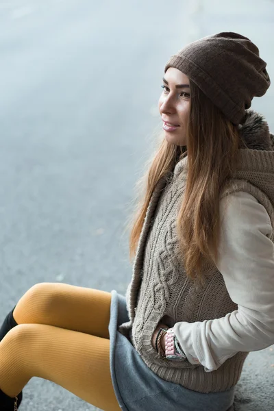 Schöne Frau auf der Straße — Stockfoto