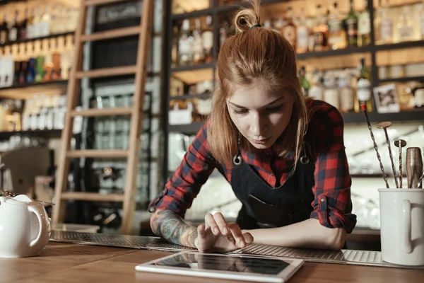 Barista žena s tablet pc — Stock fotografie