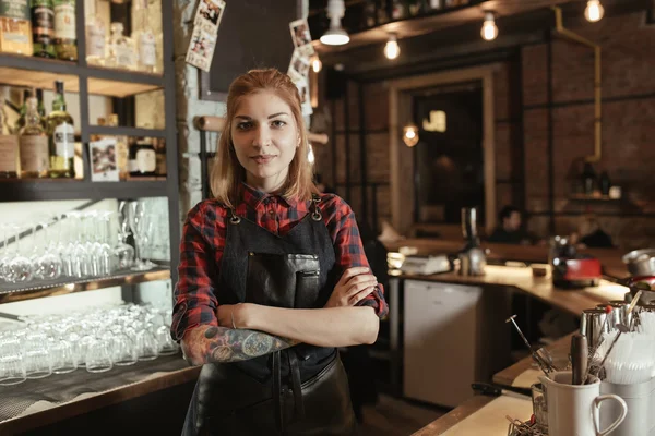 Attraktiv kvinna bartender på bar — Stockfoto