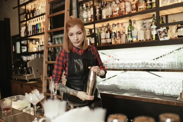 Žena barman s koktejlem — Stock fotografie