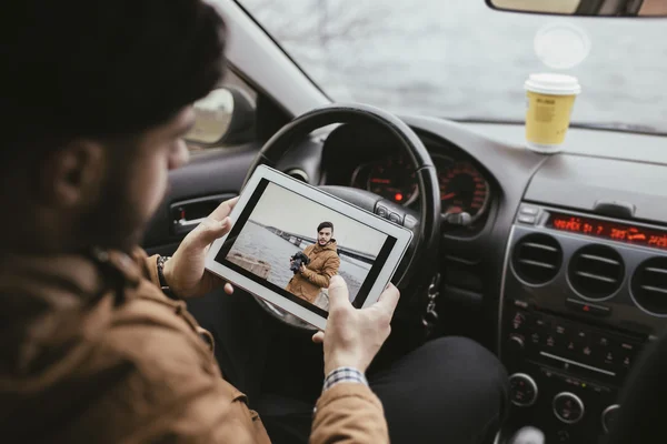 Mann hält mit digitalem Tablet — Stockfoto
