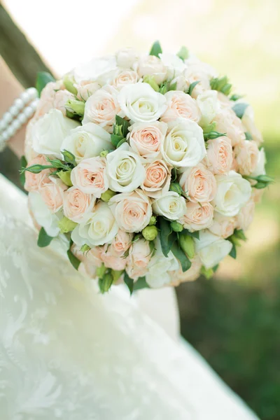 Krásné svatební kytice v ruce — Stock fotografie